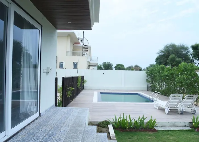 Raj Farms Luxury Villa And Private Pool Near Kukus